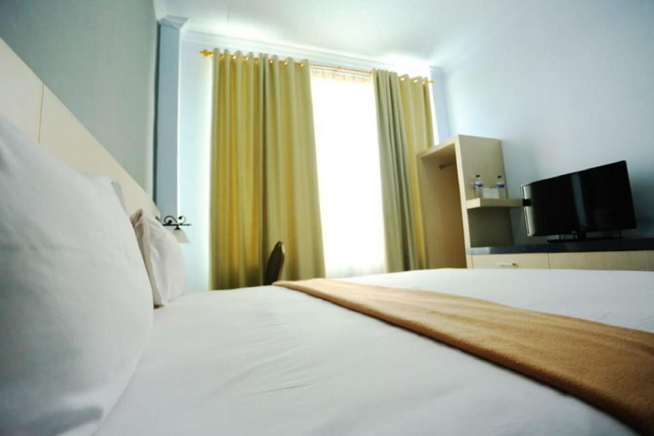 Urbanview Hotel Mulia Indah Palopo Exterior photo