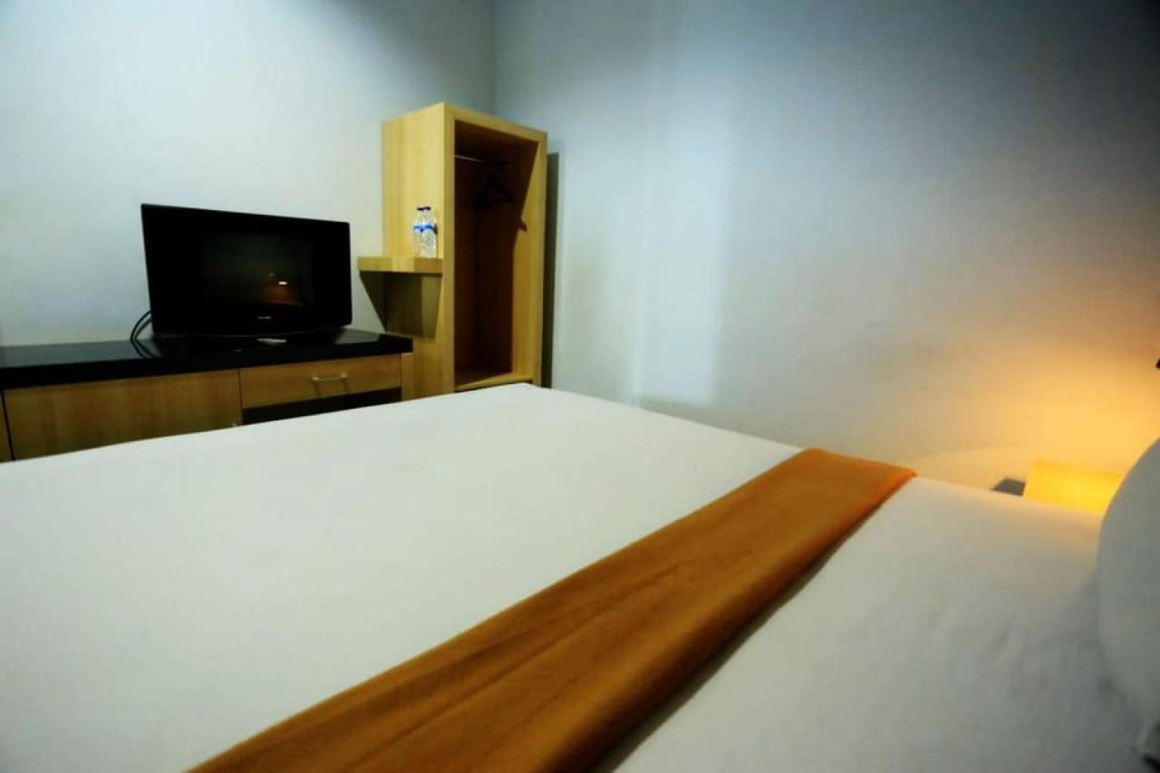 Urbanview Hotel Mulia Indah Palopo Exterior photo