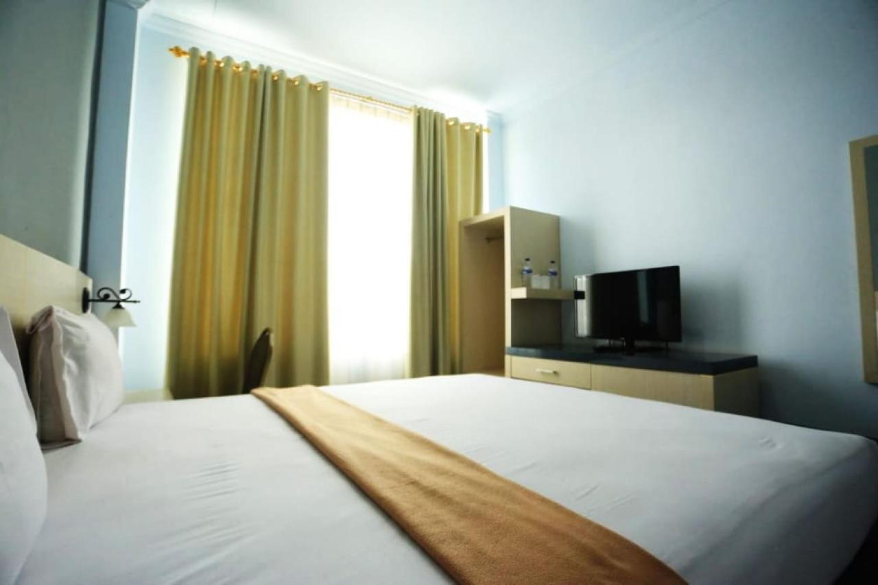 Urbanview Hotel Mulia Indah Palopo Exterior photo