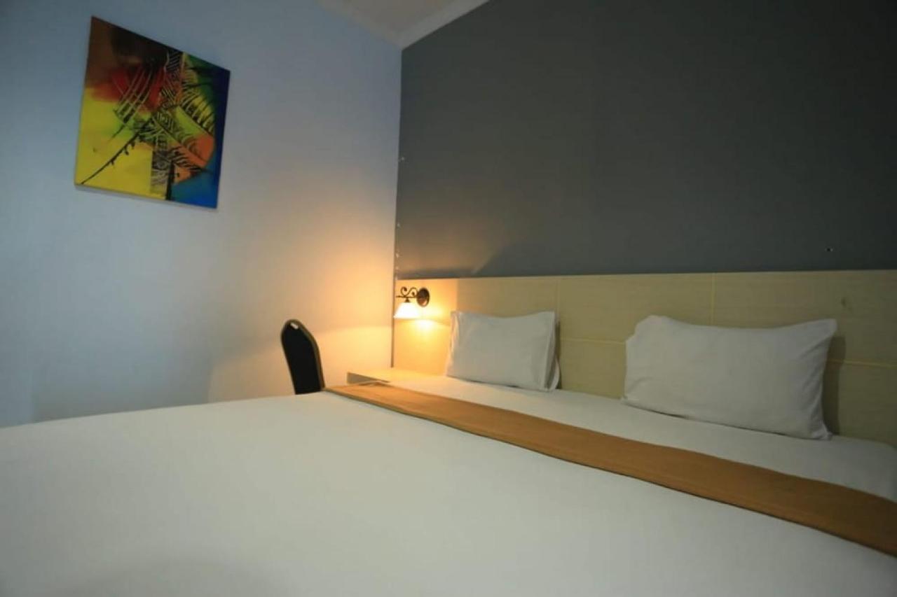 Urbanview Hotel Mulia Indah Palopo Exterior photo