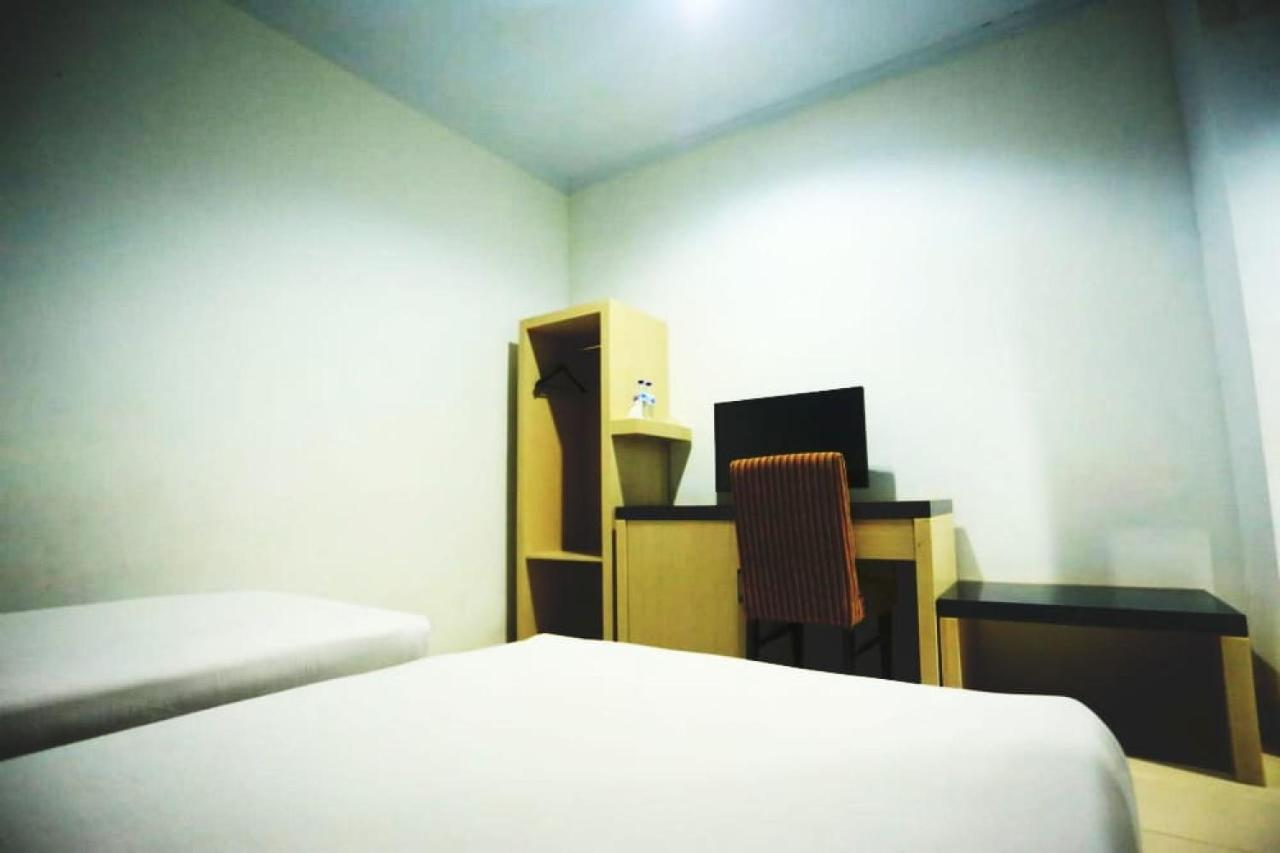 Urbanview Hotel Mulia Indah Palopo Exterior photo
