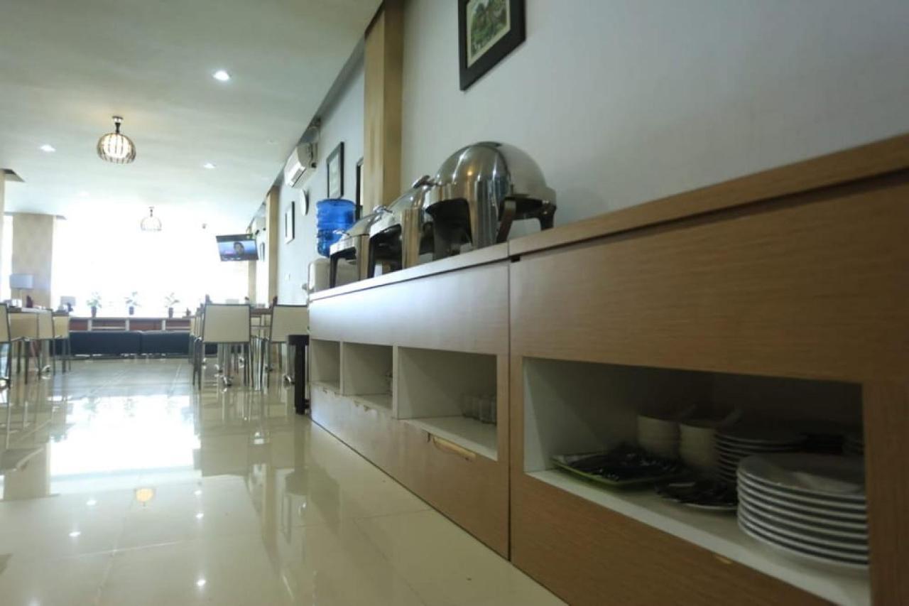Urbanview Hotel Mulia Indah Palopo Exterior photo