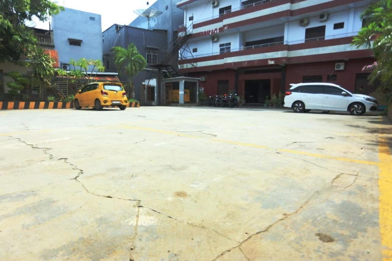 Urbanview Hotel Mulia Indah Palopo Exterior photo